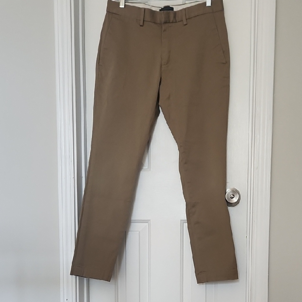 Banana Republic Men's Chino Pants in Tan